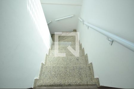 Casa à venda com 240m², 3 quartos e 2 vagasEscada