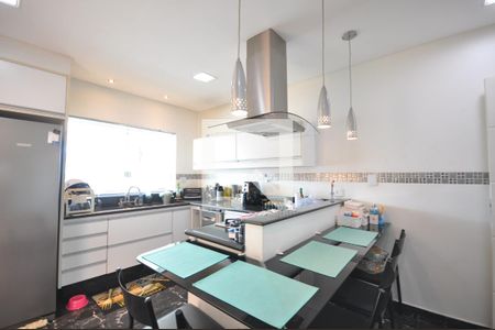 Casa à venda com 240m², 3 quartos e 2 vagasCozinha