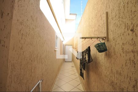 Casa à venda com 240m², 3 quartos e 2 vagasCorredor externo