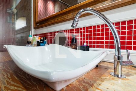 Casa à venda com 245m², 5 quartos e 2 vagasBanheiro da Suíte 1 Detalhe