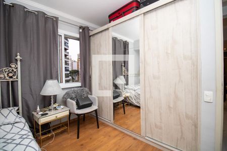 Suíte - armário de parede; porta espelhada de apartamento à venda com 4 quartos, 140m² em Vila Uberabinha, São Paulo