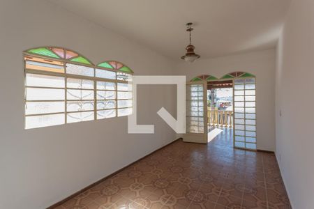 Sala de casa à venda com 4 quartos, 180m² em Santa Mônica, Belo Horizonte