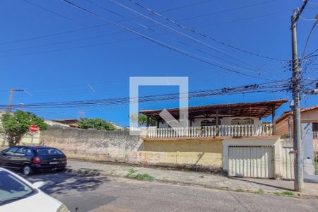 Casa à venda com 180m², 4 quartos e 8 vagas Casa à venda com 180m², 4 quartos e 8 vagasFachada
