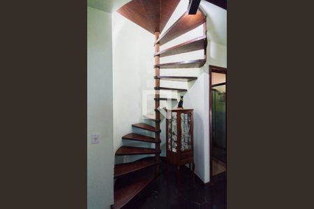 Casa de condomínio à venda com 391m², 3 quartos e 2 vagasEscada