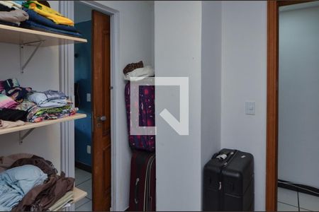 Apartamento à venda com 180m², 5 quartos e 3 vagas Apartamento à venda com 180m², 5 quartos e 3 vagasCloset da Suíte 3