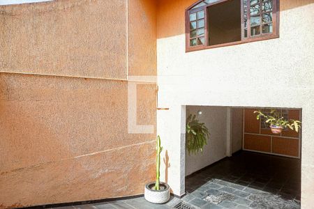 Casa à venda com 250m², 2 quartos e 8 vagas Casa à venda com 250m², 2 quartos e 8 vagasEntrada