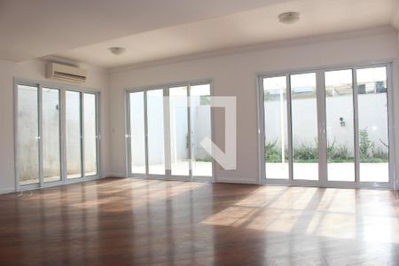Sala de casa de condomínio para alugar com 4 quartos, 528m² em Parque Colonial, São Paulo
