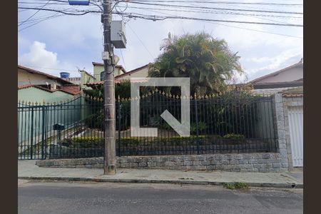 Casa à venda com 220m², 3 quartos e 2 vagasFachada