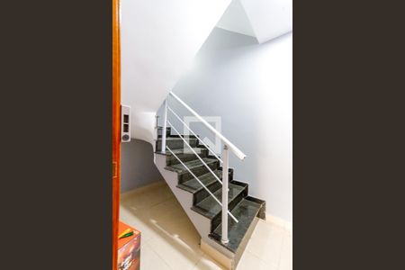 Casa para alugar com 250m², 3 quartos e 4 vagasEscada Entrada