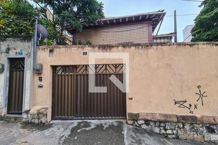 Casa à venda com 217m², 3 quartos e 2 vagasFachada