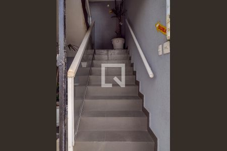 Apartamento para alugar com 38m², 1 quarto e sem vaga Apartamento para alugar com 38m², 1 quarto e sem vagaEscada Entrada