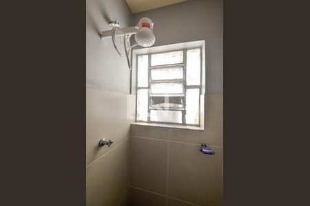 Banheiro de kitnet/studio para alugar com 1 quarto, 33m² em Centro, Niterói