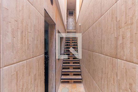 Casa à venda com 169m², 5 quartos e 2 vagas Casa à venda com 169m², 5 quartos e 2 vagasEscada