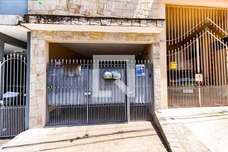 Casa à venda com 140m², 3 quartos e 2 vagas Casa à venda com 140m², 3 quartos e 2 vagasFachada