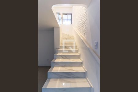 Escada de casa à venda com 3 quartos, 241m² em Morro dos Ingleses, São Paulo