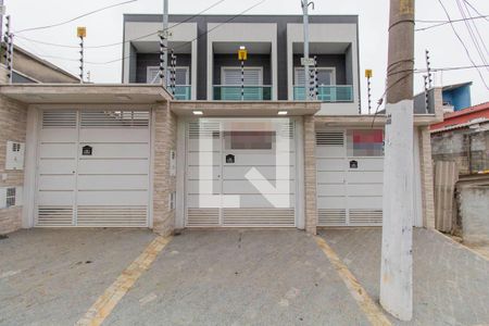 Casa à venda com 120m², 3 quartos e 2 vagas Casa à venda com 120m², 3 quartos e 2 vagasFachada