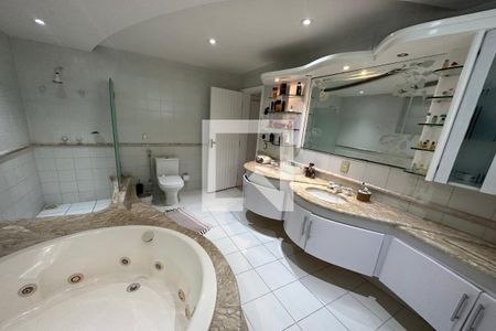 Casa de condomínio à venda com 350m², 4 quartos e 2 vagasBanheiro da Suíte master