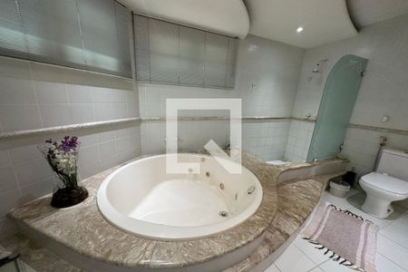 Casa de condomínio à venda com 350m², 4 quartos e 2 vagasBanheiro da Suíte master