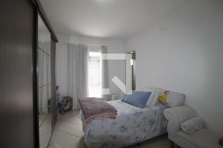 Casa à venda com 125m², 2 quartos e 2 vagasQuarto Suíte 2 - cortina aberta