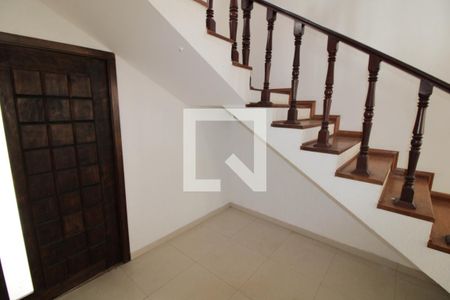 Escada de casa para alugar com 4 quartos, 262m² em Jardim Jussara, São Paulo