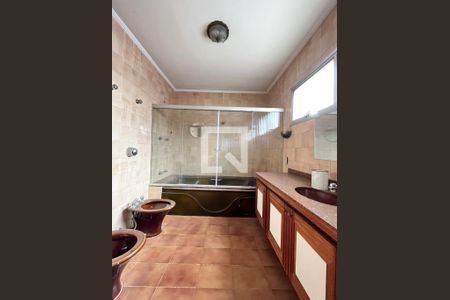 Casa à venda com 500m², 5 quartos e 6 vagasBanheiro Quarto 4