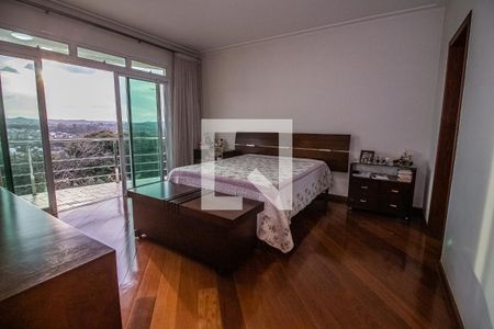 Casa à venda com 750m², 6 quartos e 8 vagas Casa à venda com 750m², 6 quartos e 8 vagasQuarto Suíte