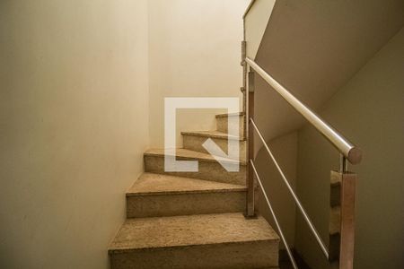 Casa à venda com 750m², 6 quartos e 8 vagas Casa à venda com 750m², 6 quartos e 8 vagasEscada