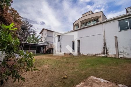 Casa à venda com 750m², 6 quartos e 8 vagas Casa à venda com 750m², 6 quartos e 8 vagasQuintal