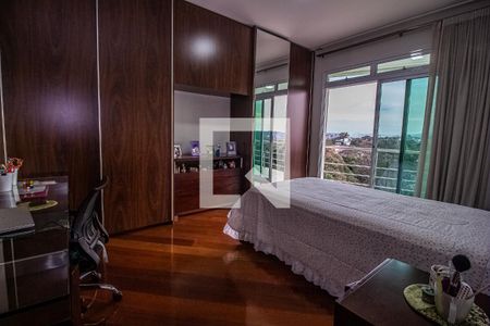 Casa à venda com 750m², 6 quartos e 8 vagas Casa à venda com 750m², 6 quartos e 8 vagasQuarto 2