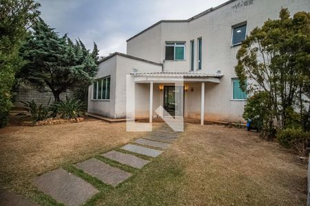 Casa à venda com 750m², 6 quartos e 8 vagas Casa à venda com 750m², 6 quartos e 8 vagasEntrada