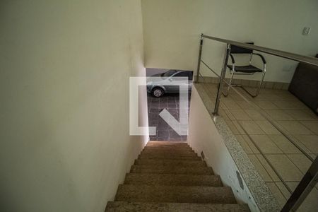 Casa à venda com 750m², 6 quartos e 8 vagas Casa à venda com 750m², 6 quartos e 8 vagasEscada acesso garagem