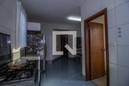 Casa à venda com 750m², 6 quartos e 8 vagas Casa à venda com 750m², 6 quartos e 8 vagasCozinha
