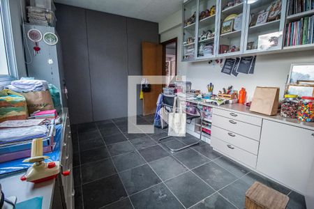 Casa à venda com 750m², 6 quartos e 8 vagas Casa à venda com 750m², 6 quartos e 8 vagasQuarto escritório