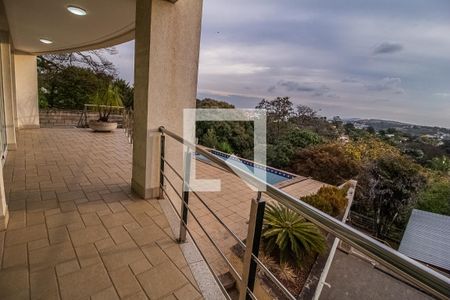 Casa à venda com 750m², 6 quartos e 8 vagas Casa à venda com 750m², 6 quartos e 8 vagasVaranda