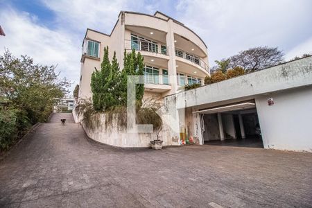 Casa à venda com 750m², 6 quartos e 8 vagas Casa à venda com 750m², 6 quartos e 8 vagasÁrea de manobra