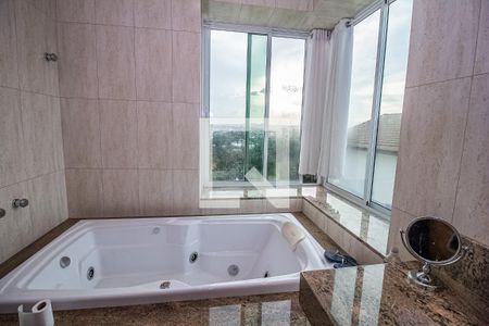 Casa à venda com 750m², 6 quartos e 8 vagas Casa à venda com 750m², 6 quartos e 8 vagasBanheiro Suíte