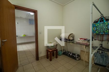 Casa à venda com 750m², 6 quartos e 8 vagas Casa à venda com 750m², 6 quartos e 8 vagasQuarto de Serviço