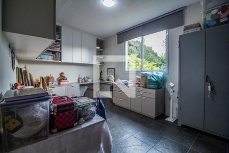 Casa à venda com 750m², 6 quartos e 8 vagas Casa à venda com 750m², 6 quartos e 8 vagasQuarto escritório