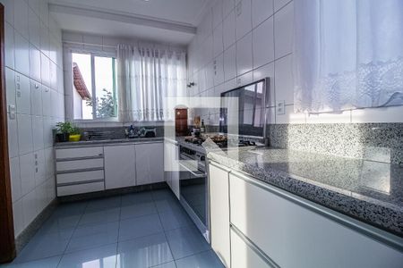 Casa à venda com 750m², 6 quartos e 8 vagas Casa à venda com 750m², 6 quartos e 8 vagasCozinha