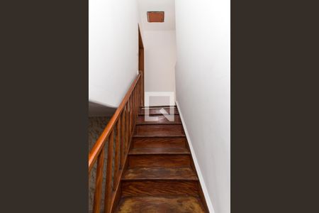 Casa à venda com 90m², 3 quartos e 1 vaga Casa à venda com 90m², 3 quartos e 1 vagaEscada