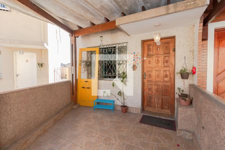 Casa à venda com 140m², 2 quartos e 1 vaga Casa à venda com 140m², 2 quartos e 1 vagaFachada