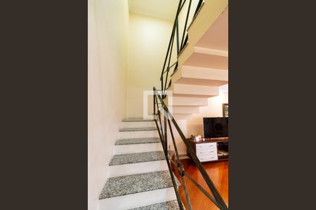 Escadas de casa à venda com 4 quartos, 157m² em Vila Paulista, São Paulo