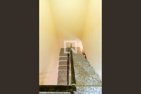 Casa à venda com 157m², 4 quartos e 2 vagas Casa à venda com 157m², 4 quartos e 2 vagasEscadas