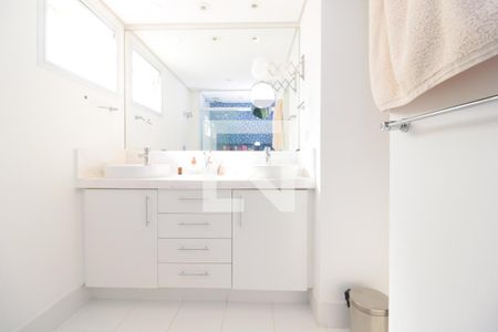 Apartamento à venda com 130m², 4 quartos e 1 vagaBanheiro da Suíte