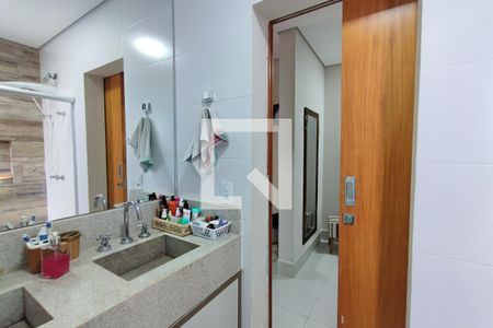 Banheiro Suíte de casa de condomínio à venda com 3 quartos, 205m² em Swiss Park, Campinas