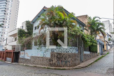 Casa para alugar com 240m², 8 quartos e 2 vagasFachada