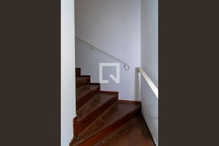 Casa à venda com 415m², 4 quartos e 5 vagasEscada