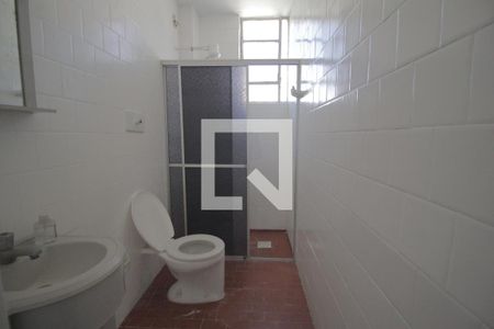 Banheiro de apartamento para alugar com 1 quarto, 34m² em Jardim Itu, Porto Alegre