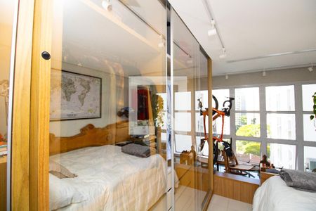 Quarto- armário de parede espelhada de kitnet/studio à venda com 1 quarto, 56m² em Indianópolis, São Paulo