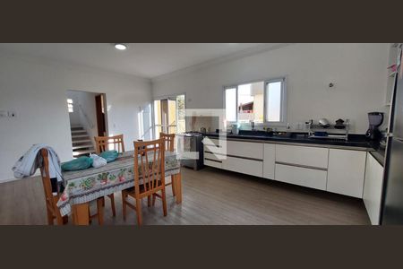 Casa para alugar com 460m², 4 quartos e 4 vagas Casa para alugar com 460m², 4 quartos e 4 vagasCozinha